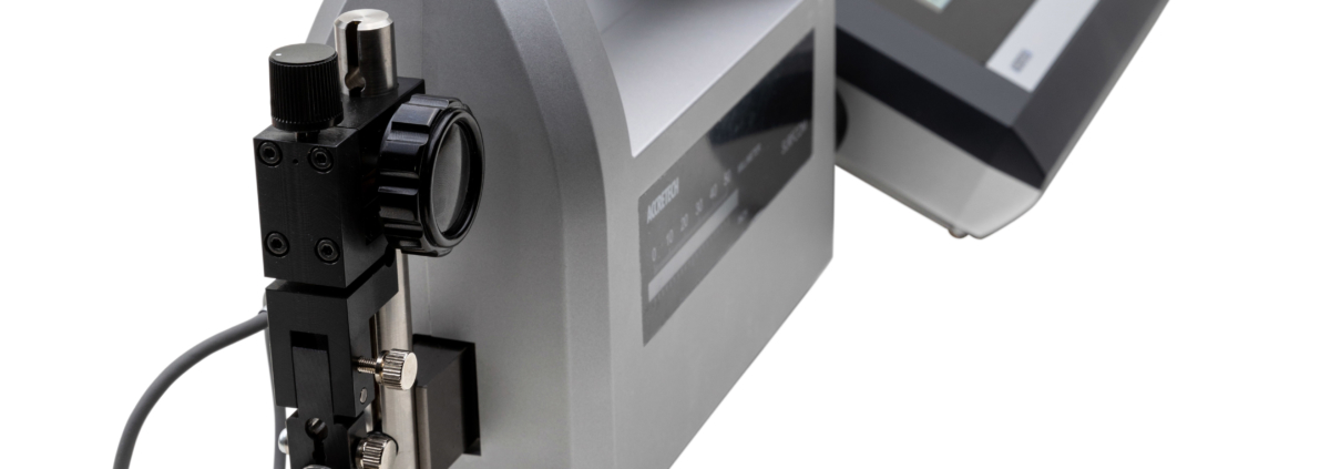 Frontalansicht des portablen Rauheitsmessgeräts SURFCOM TOUCH 50 von ACCRETECH