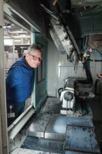 Klingel-Mitarbeiter Roland Mitschele wirft einen kritischen Blick in die Maschine: Das Bohrergebnis stimme, Späne haben nicht für Unrundheiten an den Werkzeugen gesorgt