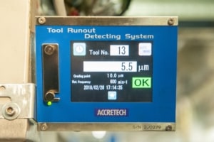 Sul sistema di controllo ATC, applicato alla fresatrice, sono visualizzate le difformità rispetto alla rotazione concentrica degli utensili. In caso di superamento della tolleranza impostata il processo di lavorazione viene interrotto.