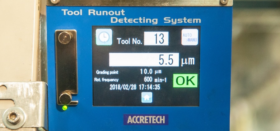 An dem, an der Fräsmaschine angebrachten, ATC Kontrollsystem werden die Rundlaufabweichnungen der Werkzeuge angezeigt. Bei Überschreitung der eingestellten Toleranz wird der Bearbeitungsprozess unterbrochen.