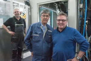 Roland Mitschele (rechts) und ACCRETECH-Techniker Shinji Sato: Klingel ist mit dem Service des Messtechnikherstellers sehr zufrieden, Hilfe kommt meist innerhalb von ein bis zwei Tagen