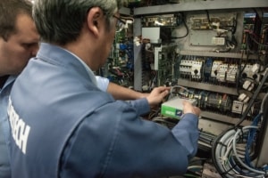 Service-Techniker von ACCRETECH integrieren die ATC-Steuerung bei Klingel in die Steuerung der Brother Fräsmaschine