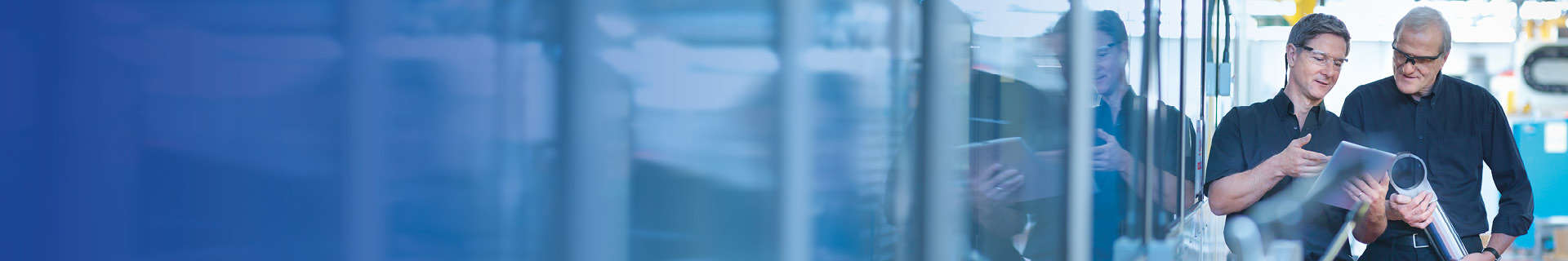 Zwei Qualitätsmanager prüfen ein Werkstücks